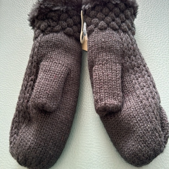 Cable Knit Fluffy Mittens - Picture 3 of 3